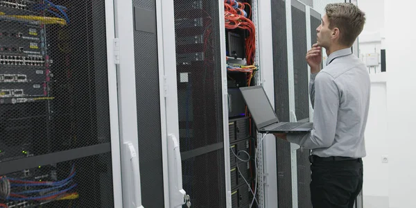 Эксперт Проверяет Сервер Суперкомпьютера — стоковое фото