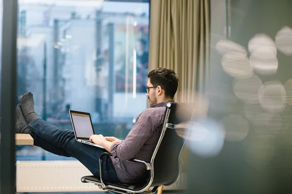 Primer Plano Hombre Negocios Barbudo Con Gafas Sentado Computadora Portátil — Foto de Stock