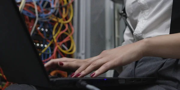Technici Die Laptop Gebruiken Bij Het Analyseren Van Server Serverruimte — Stockfoto