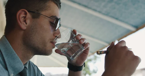 Hipster Joven Con Gafas Sol Trabajando Fuera Oficina — Foto de Stock