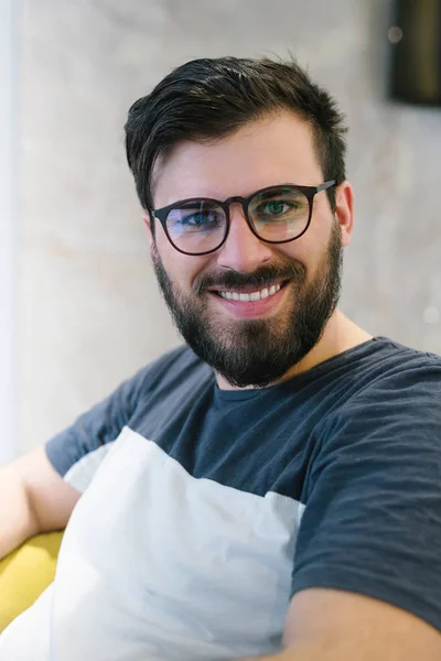 Primer Plano Hombre Negocios Barbudo Con Gafas Sonriendo Cámara — Foto de Stock