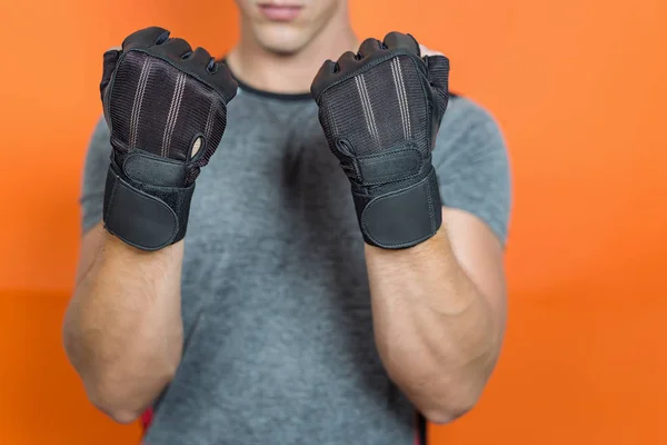 Hombre Fitness Preparando Guantes Para Levantar Pesas — Foto de Stock