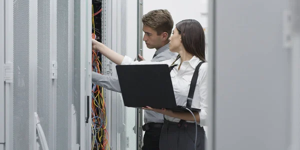 Techniker Mit Laptop Bei Der Analyse Des Servers Serverraum — Stockfoto