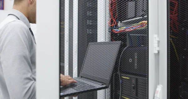 Especialista Verificando Servidor Supercomputador — Fotografia de Stock