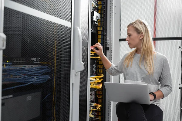 Эксперт Проверяет Сервер Суперкомпьютера — стоковое фото