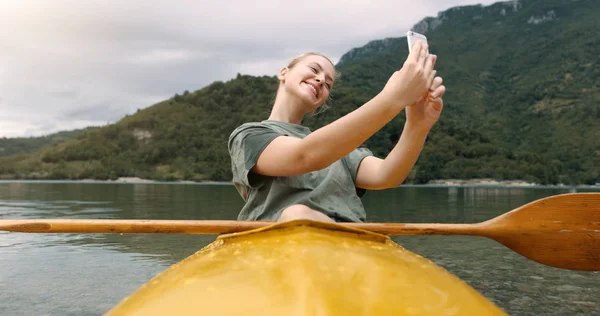 Mooie Jonge Volwassen Vrouw Selfie Nemen Terwijl Kajak Enkele Recreatieve — Stockfoto