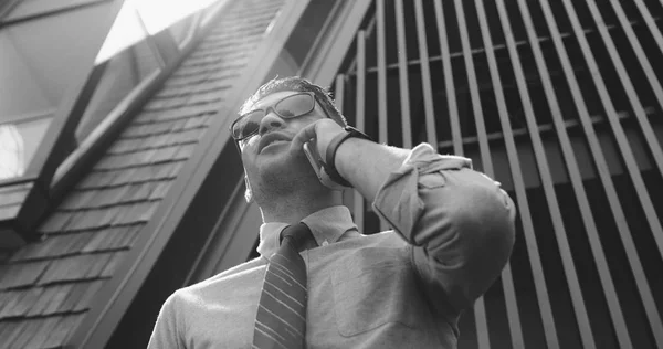 Hipster Joven Con Gafas Sol Trabajando Fuera Oficina — Foto de Stock