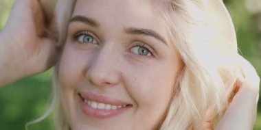 Şık genç sarışın kadın