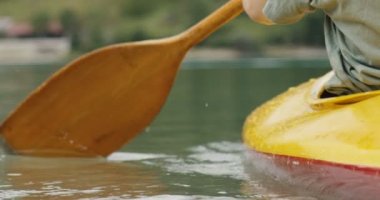 Kano veya kayak uzun sarı saçlı genç kadın. Kırmızı helyum 8 k vurdu