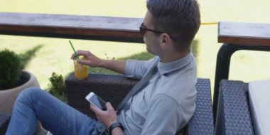 Cep telefonu modern coworking alanı önünde konuşurken iş adamı. Kırmızı helyum 8 k vurdu