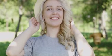 Şık genç sarışın kadın