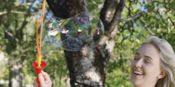 Портрет Счастливой Молодой Блондинки Играющей Пузырьками Супа Летом — стоковое видео