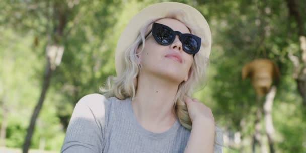 Portrait Jeune Femme Blonde Élégante Chapeau Été Lunettes Soleil Plein — Video