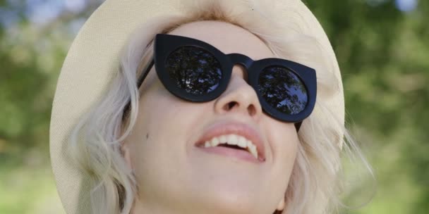 Retrato Mujer Rubia Joven Con Estilo Sombrero Verano Gafas Sol — Vídeos de Stock