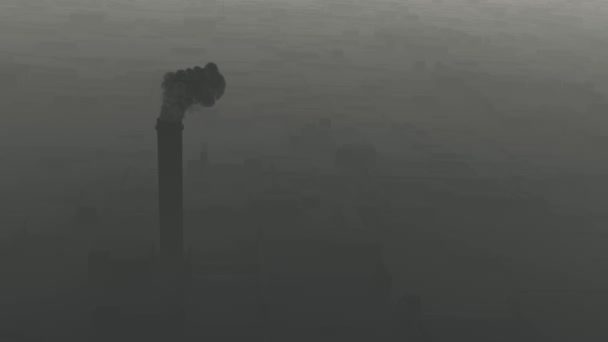 Черный дым поднимается на горизонте города — стоковое видео