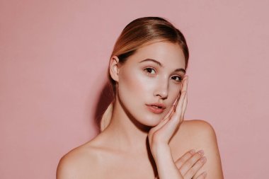 duyguları tarafından sarışın model