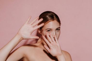 duyguları tarafından sarışın model