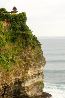 Bali tapınağı okyanusun kıyısındaki bir uçurumda