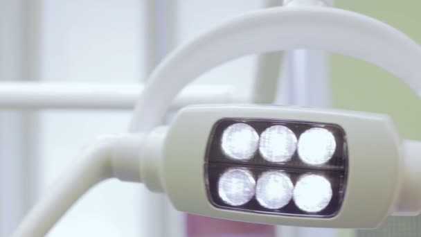 Lámpara en el consultorio de odontología — Vídeos de Stock