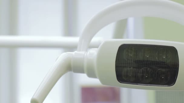 Encender la lámpara de la unidad dental — Vídeo de stock