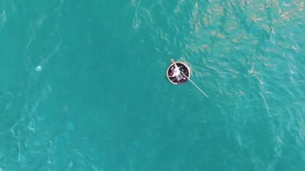 Letecký průzkum A rybář plave v loďce po moři — Stock video