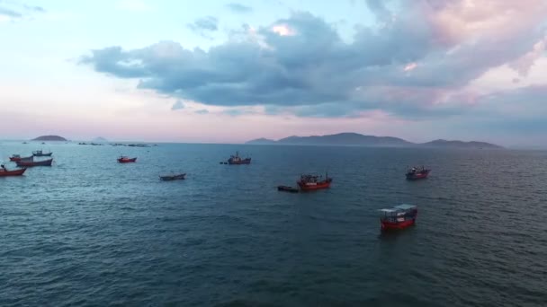 Pesquisa aérea Barcos de pesca no mar. Vietname — Vídeo de Stock