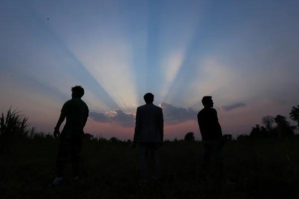 Üç adam mutlu zaman silüeti