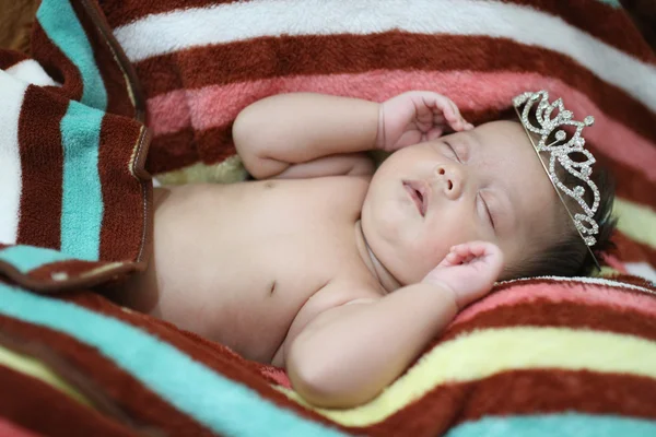 Menina bebê envolvendo bebês em panos, a fim de evitar membro mo — Fotografia de Stock