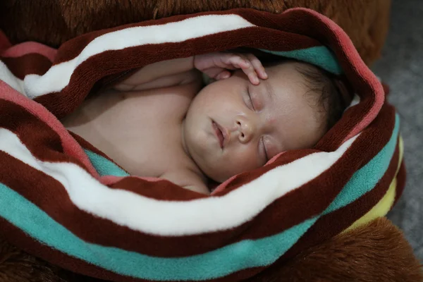 Menina bebê envolvendo bebês em panos, a fim de evitar membro mo — Fotografia de Stock