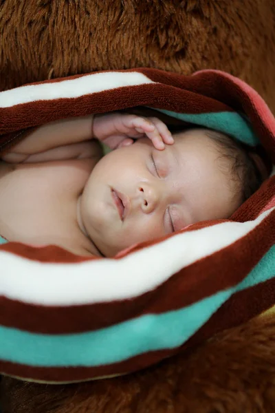 Holčička, obtékání kojence v tkaniny s cílem zabránit končetiny mo — Stock fotografie