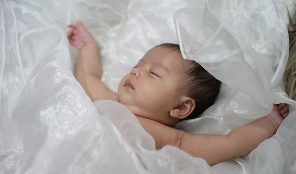 Thajská dívka baby spánku kojence. — Stock fotografie