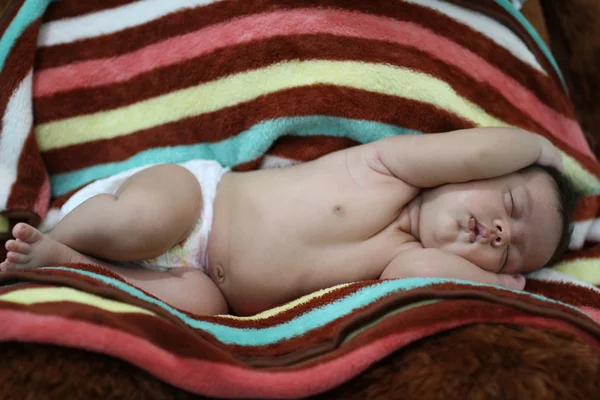 Holčička, obtékání kojence v tkaniny s cílem zabránit končetiny mo — Stock fotografie
