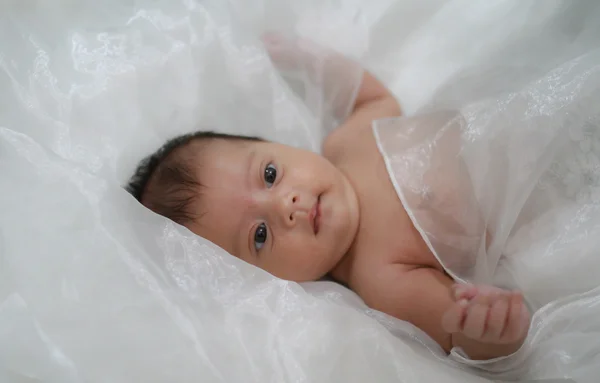 Menino infantil envolto em branco — Fotografia de Stock