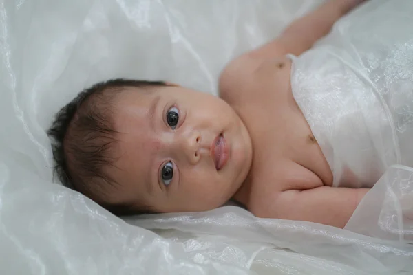 Kojenecká baby boy zabalené v bílém — Stock fotografie