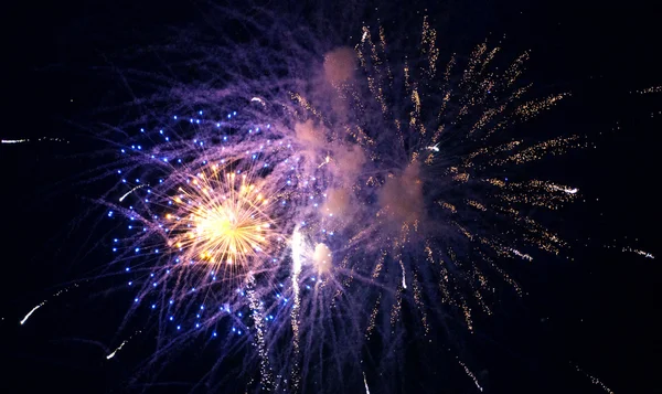 I fuochi d'artificio al matrimonio in un ristorante di montagna . — Foto Stock