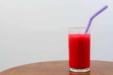 Çilek ve böğürtlen süt ile