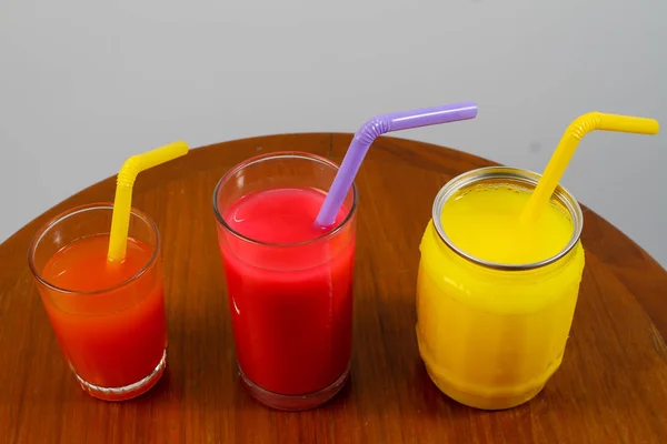 Le lait de jus de fruits doux glacé . — Photo