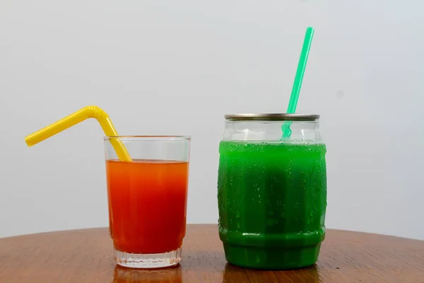 Gelo Leite de suco de fruta com leite de maçã . — Fotografia de Stock