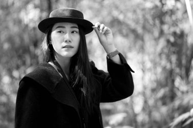 Asyalı kız kış. Siyah ve beyaz Vintage resim.