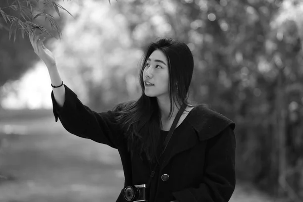 Asiatische Mädchen im Winter. Schwarz-Weiß-Vintage-Bild. — Stockfoto