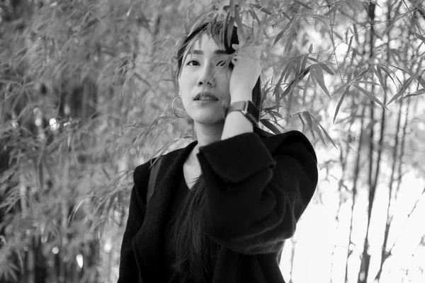 Asyalı kız kış. Siyah ve beyaz Vintage resim. — Stok fotoğraf