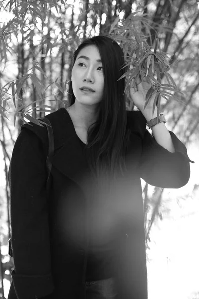 Asiatische Mädchen im Winter. Schwarz-Weiß-Vintage-Bild. — Stockfoto