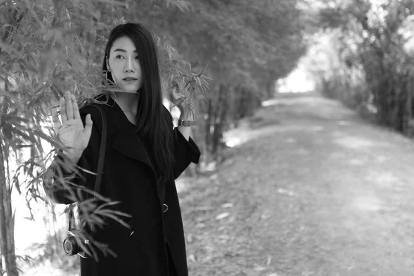 Chica asiática en invierno. Negro y blanco Vintage Picture . — Foto de Stock