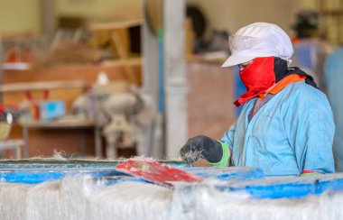 Fabrika sandalye ve kürek fiberglas.