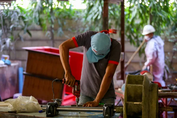 Fabrika sandalye ve kürek fiberglas.