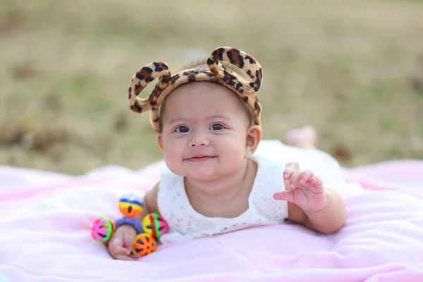 Akşamları gülümseyen Tay bebek oyun alanı.