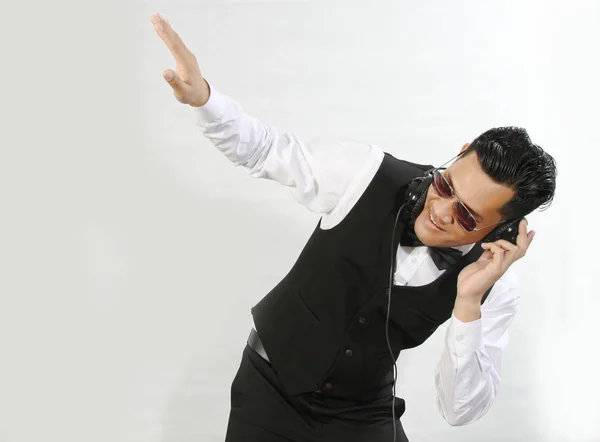 Genç Asyalı Dj çocuk ile bir takım elbise.