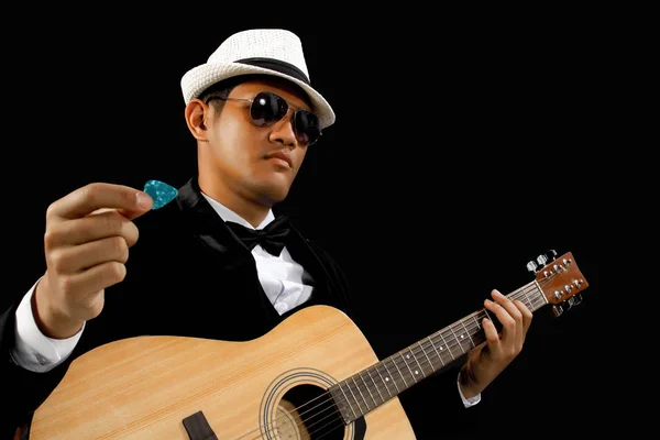 Genç Asyalı çocuklar ve gitar ile bir takım elbise.