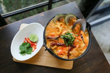 Somon acılı patates püresi ile tepesinde.