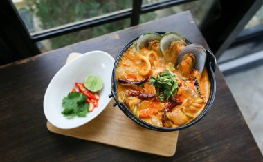 Somon acılı patates püresi ile tepesinde.